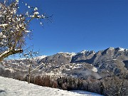 10 Risalgo il dosso oltre le case per godere della vista panoramica sulla Val Serina